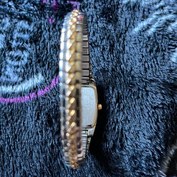 ARMITRON WATCH⌚️ MOTHER OF PEARL FACE WITH STRETCHY BAND FITS ANY SIZE WRIST 🔋 - Picture 4 of 8